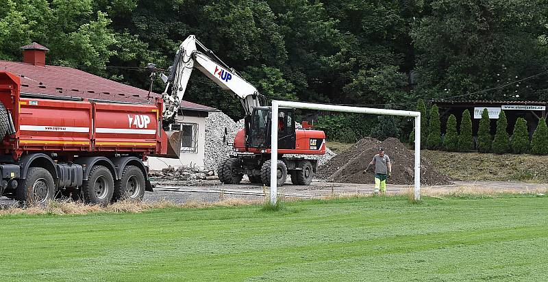 Na fotbalovém stadionu v Žatci jsou v plném proudu práce na výstavbě nové tribuny.
