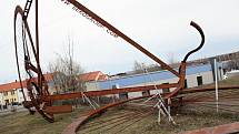 Obří model jízdního kola, který v roce 2016 vyrostl v Lounech, se v pondělí 4. března kvůli silnému větru částečně zřítil.