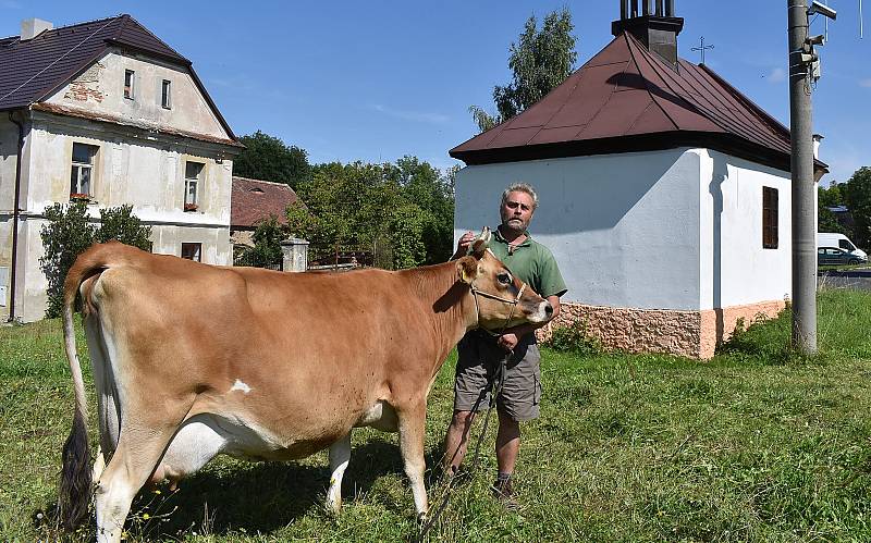 V malé vesničce Chmelištná na okraji vojenského prostoru v Doupovských horách na pomezí Podbořanska a Kadaňska funguje farma pro kontakt lidí se zvířaty a přírodou. Její duší je Václav Staněk.