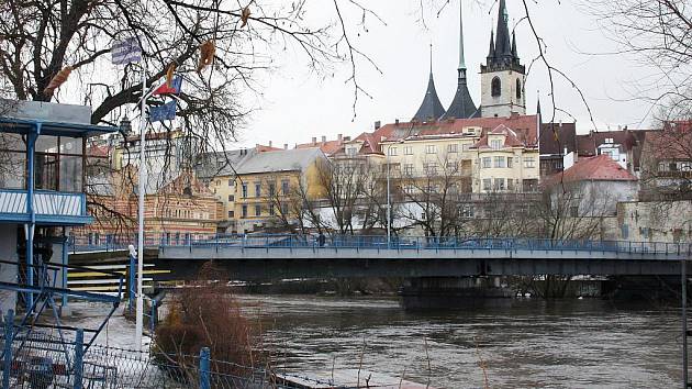 Pohled na Louny, most Veslařů, chrám sv. Mikuláše a Veslařský klub Ohře (vlevo)