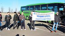 Odboráři z Nexen Tire v úterý 8. března demonstrovali před továrnou. Žádají podepsání kolektivní smlouvy a vyšší mzdy.