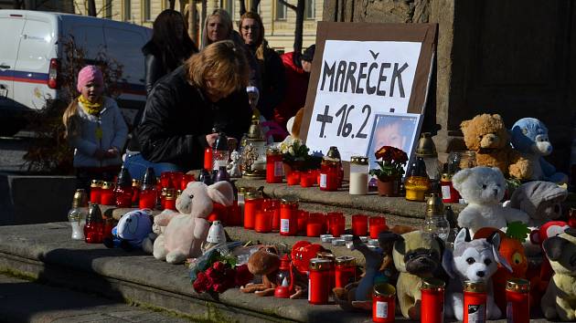 Stovky lidí dorazily v neděli 24. února po poledni na lounské Mírové náměstí rozloučit se s tříletým Marečkem, který na následky týrání zemřel 16. února.