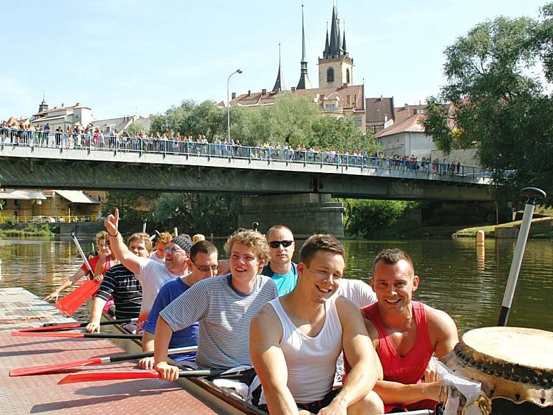 Letní lounské vábení 2015. Závody dračích lodí na Ohři.