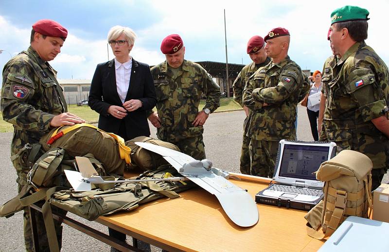 Ministryně obrany Karla Šlechtová navštívila vojáky v Žatci.