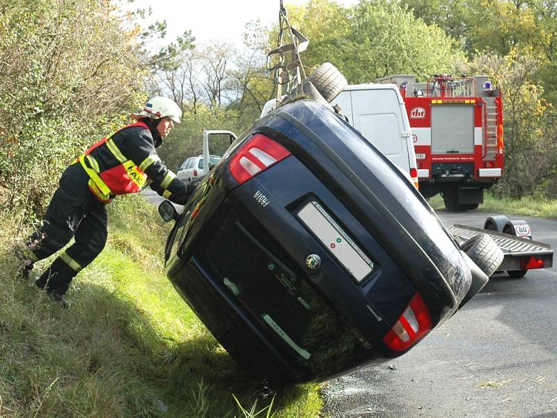 Nehoda osobního vozu u Staňkovic.