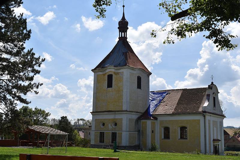 Tři týdny po ničivé bouři je ve Stebně uklizeno. Opravy ale potrvají ještě dlouho, řada domů má střechy zatím jen provizorně zakryté.