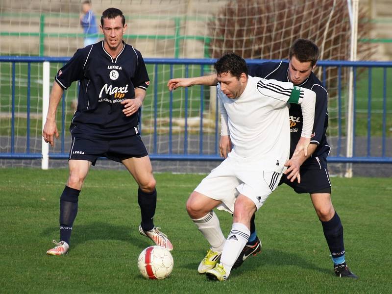 Pohárové derby Loun (v tmavém) proti Blšanům