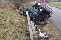 Osobní vůz při havárii u Očihova přerazil telefonní sloup a skončil na střeše