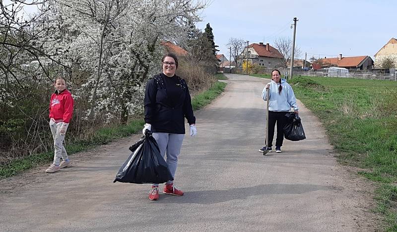 Lidé v Panenským Týnci se uplynulý víkend pustili do úklidu.