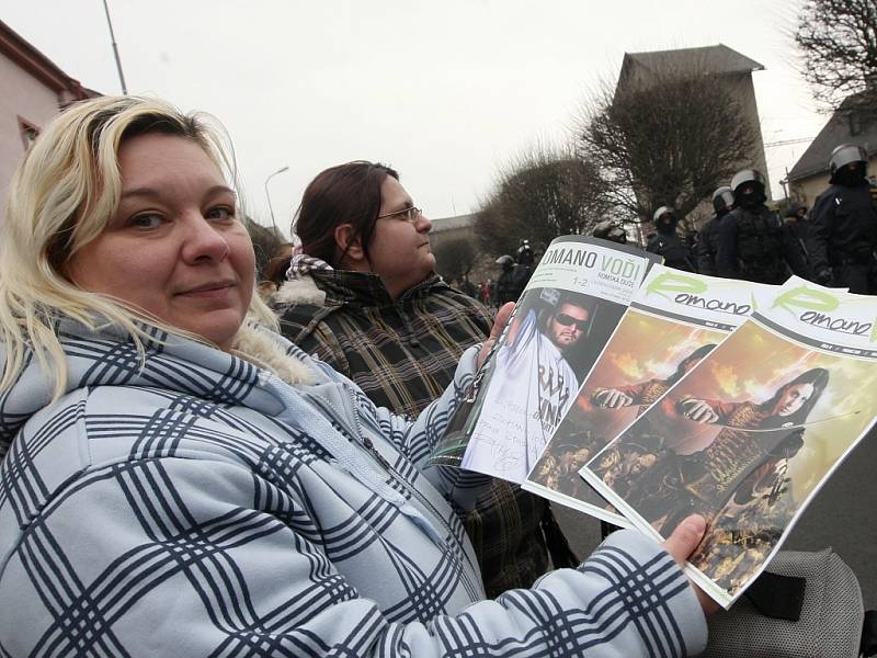 Své tiskoviny rozdávali i aktivisté z romského sdružení Romea