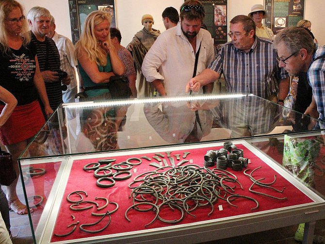 V lounském muzeu začala výstava, která přibližuje starší dobu bronzovou. Vůbec poprvé si veřejnost může prohlédnout líšťanský poklad.