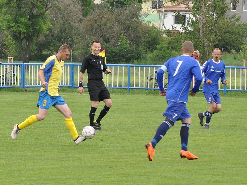 Radek Příhoda končil tam, kde začal. V Lenešicích odpískal utkání IV třídy, Lenešice B (v modrém) s Měcholupy.