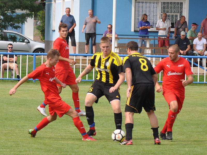 Fotbalisté Lenešic (v červeném) nezvládli první poločas a zaslouženě tak podlehli Vroutku 1:3.