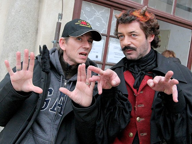 Režisér Jiří Strach (vlevo) vysvětluje pokyny herci Jiřímu Dvořákovi při natáčení pohádky Anděl Páně 2, která nyní slaví úspěch v celé České republice.