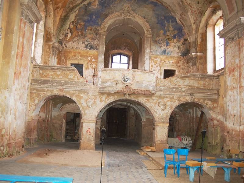 Zdevastovaný kostel v Siřemi