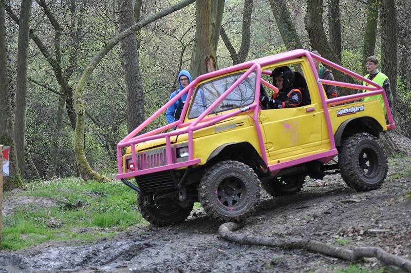 V Bezděkově u Žatce se jel úvodní podnik MČR Offroad trialu. Na startu bylo 50 posádek.