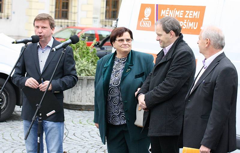 Poslankyně Marie Benešová, ministr školství Marcel Chládek a lounský zastupitel Pavel Csonka