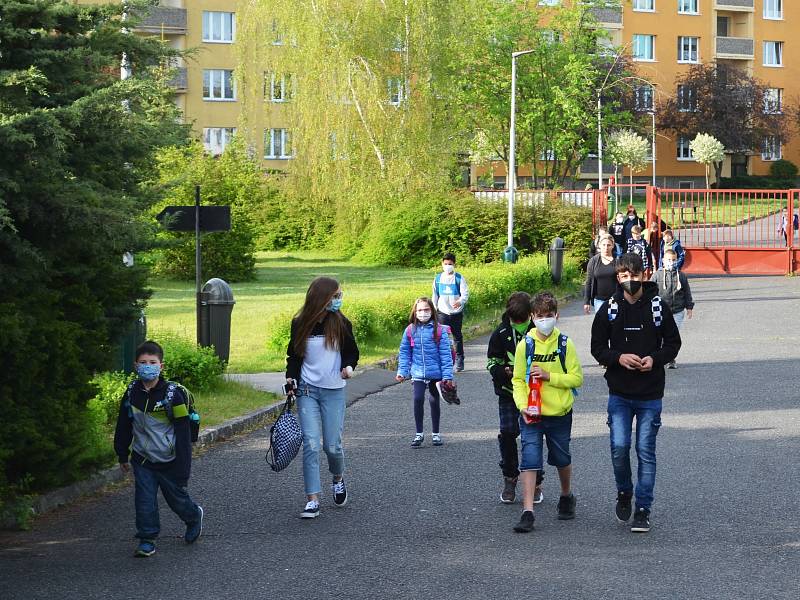 Letos poprvé mohli 10. května do školy také žáci druhých stupňů základních škol. V žatecké ZŠ Jižní byly děti rády, že po několika měsících ve třídě potkají své kamarády.