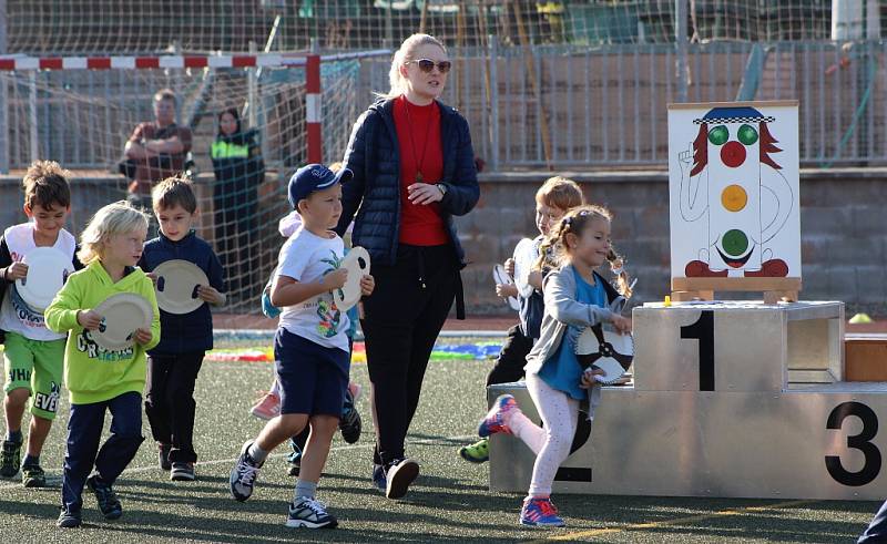 Stovky dětí ze žateckých škol se sešly na stadionu Mládí na sportovním dopoledni