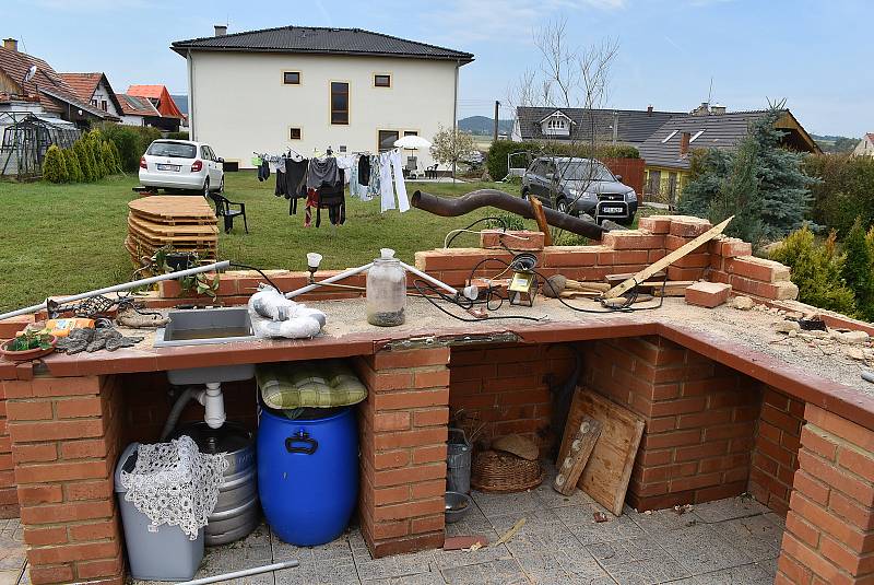 Poničený dům Tomáše Ratiborského ve Stebně.