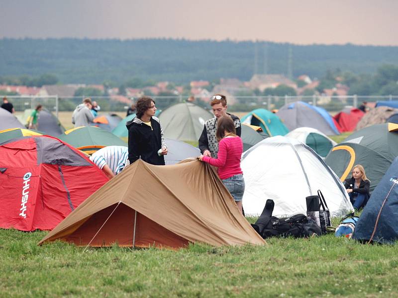 Fanoušci a účinkující na zahajovacím dni festivalu Open Air v Panenském Týnci. Třídenní program trvá od čtvrtka do soboty, čeká se účast až 25 tisíc lidí.