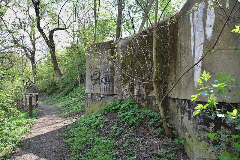 Bunkr pod ulicí Pod Šancemi. Těsně kolem vede stezka, která měla návštěvníkům ukázat krásy břehů Ohře. Projekt na oživení místa ale prakticky zkrachoval a lokalita je dál spíš podivným útočištěm 