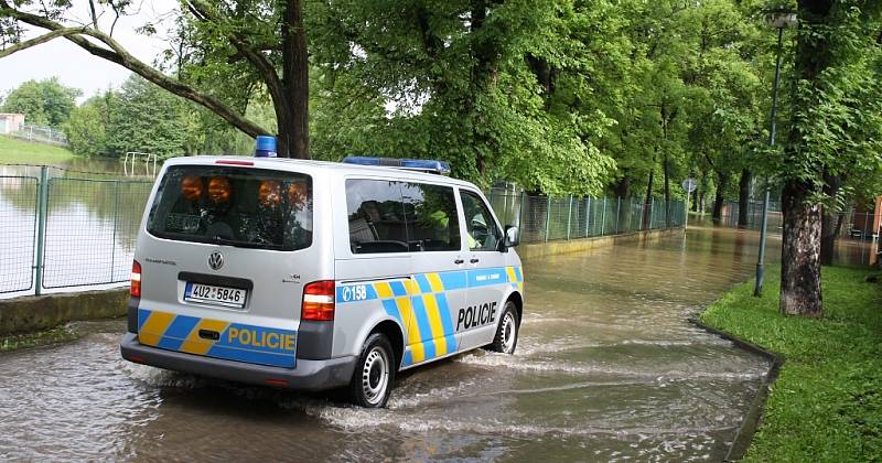 Rozvodněná Ohře v Lounech 4. 6. 2013. Ze silnice podél hřiště u ZŠ P. Holého k baseballovému stadionu se stala řeka. Neprojede ani policie