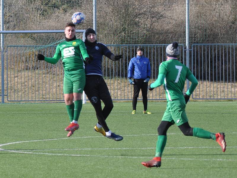 Slavoj Žatec – Dobroměřice 3:2. Na umělé trávě v Žatci sehrály oba celky své první utkání zimní přípravy. Hosté měli sice více šancí, ale z výhry se radoval domácí Slavoj (v zeleném). Foto: Deník/Jaroslav  Tošner