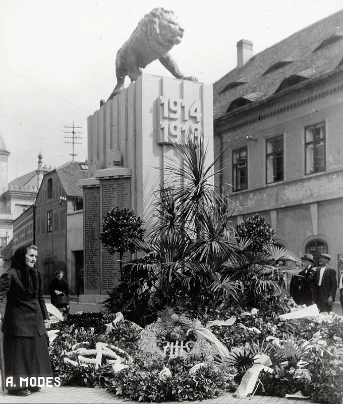 Pomník obětem první světové války v Žatci na místě dnešní nejmenší chmelničky. 