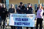 Odboráři z Nexen Tire v úterý 8. března 2022 demonstrovali před továrnou. Žádají podepsání kolektivní smlouvy a vyšší mzdy.