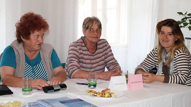 Evropské volby v Blšanech u Podbořan. Členky komise Marie Vostárková, Olga Kotrcová a Renata Hrčková (zleva). Účast voličů v obci byla podle nich nízká, v sobotu po poledni se pohybovala do 20 %.