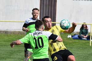 Fotbalisté Lipence (zelené dresy) doma jasně porazili Ročov 7:0.