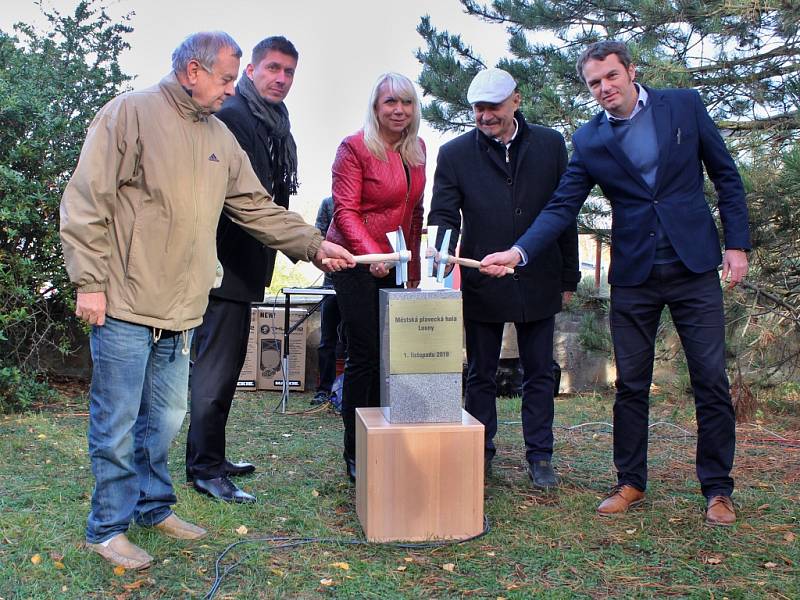 Stavba nové plavecké haly v Lounech začala symbolickým poklepáním na základní kámen