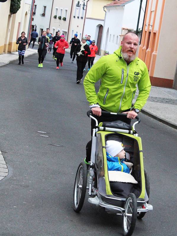 Na již tradiční vánoční běh vyrazilo v Lounech na Štědrý den zhruba sto padesát lidí.