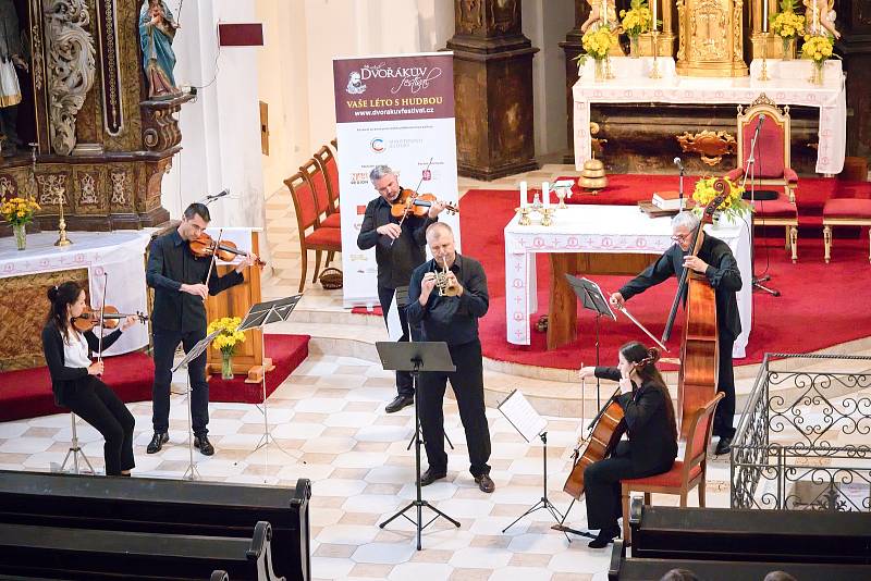 V rámci koncertů Dvořákova festivalu si mohli zájemci v sobotu 23. července poslechnout hudbu také v kostele v Podbořanech.