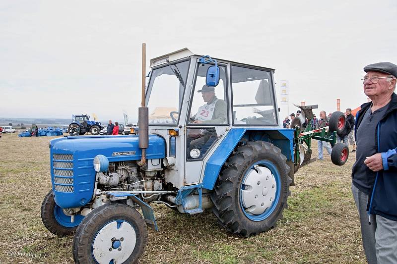 U Podbořan v sobotu proběhlo mistrovství ČR v orbě. Účastníci soutěžili na dobových i historických traktorech.