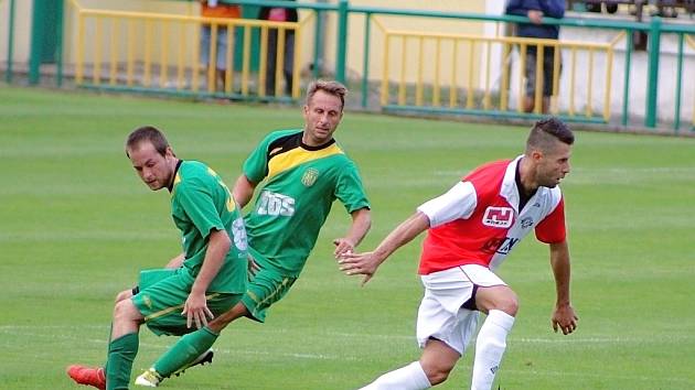 Slavoj Žatec (v zeleném) těsně porazil nováčka z Perštejna 2:1 (1:0).