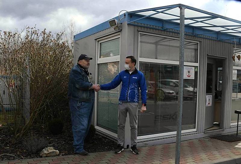 Ludvík Hess (vlevo) s ředitelem SEKO Aerospace Tomášem Sedláčkem u okna vrátnice, kde bude babybox.