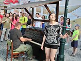 Právě před rokem takto zahajovalo piano na ulici svou první sezonu v Lounech. Ani letos nebude chybět program