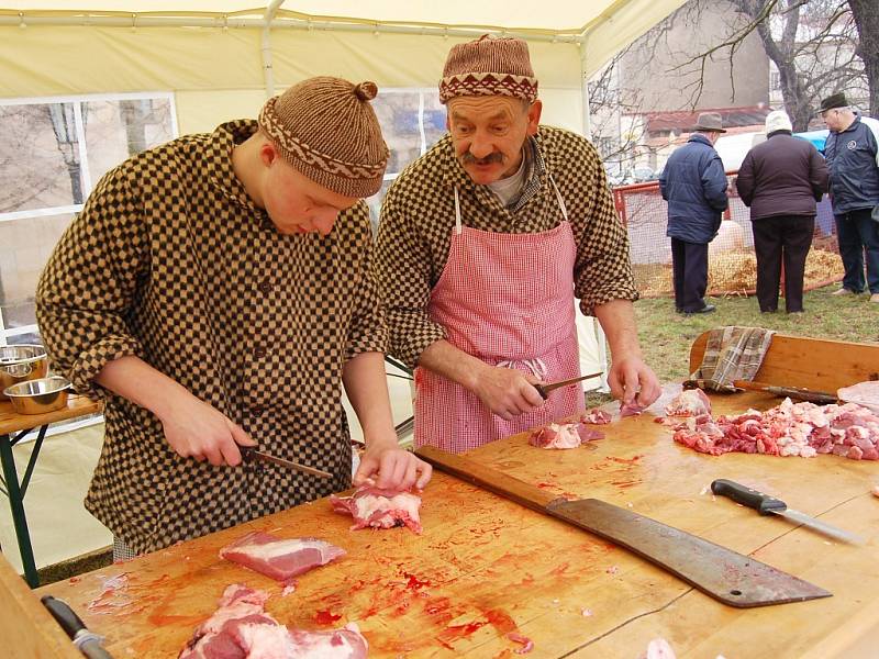 Řeznický mistr Jan Grössl (vpravo) a učeň Josef Jaroš zpracovávají maso.
