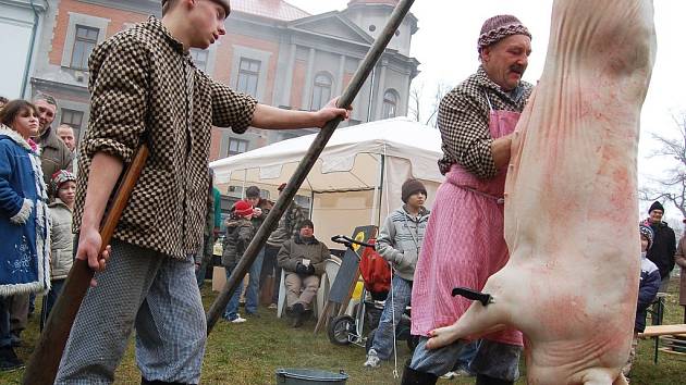 Řeznický mistr Jan Grössl (vpravo) a učeň Josef Jaroš připravují vepře na rozpůlení.