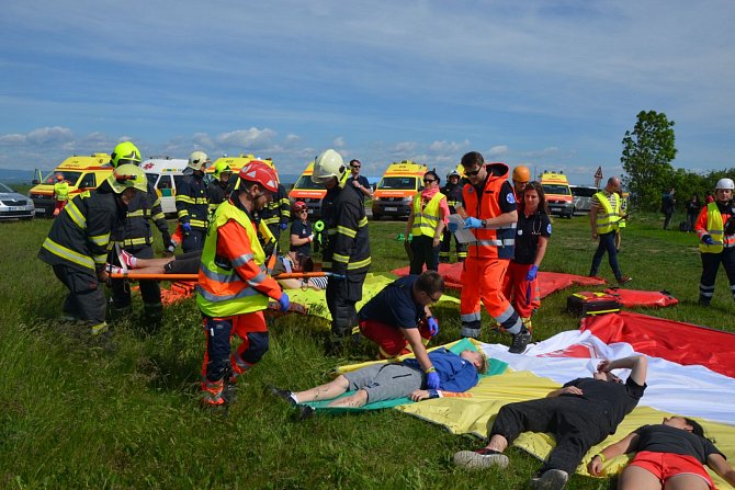 Cvičení hasičů a záchranářů na letišti Macerka u Žatce