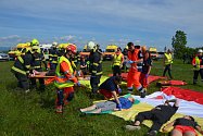 Cvičení hasičů a záchranářů na letišti Macerka u Žatce