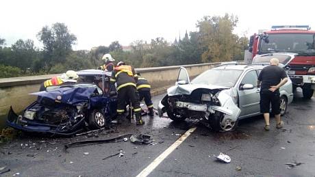 Vážná nehoda dvou osobních aut u Loun se odehrála 25. září 2020. 