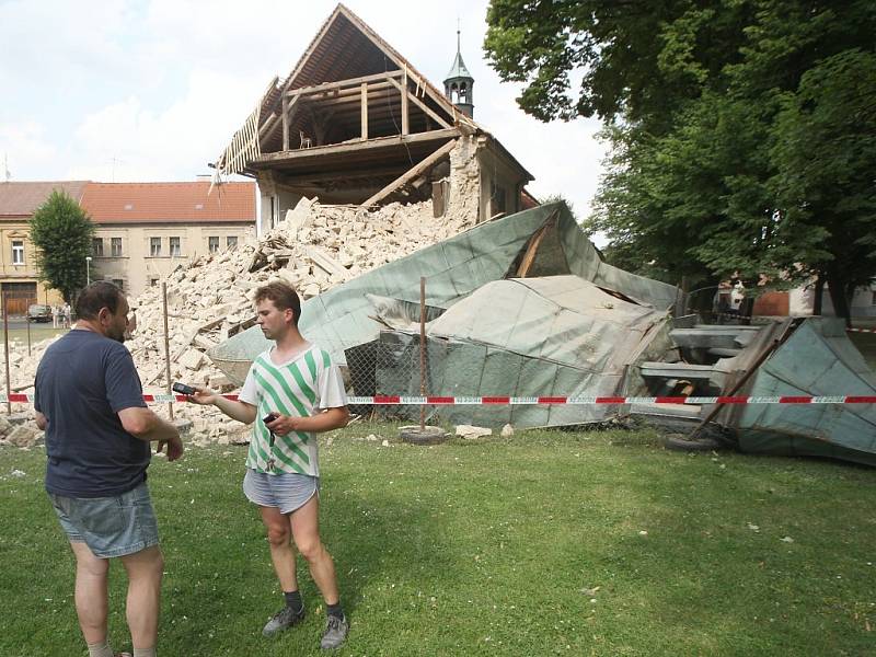 Z kostela v Lenešicích zbyla hroma sutin. V létě se měl začít opravovat
