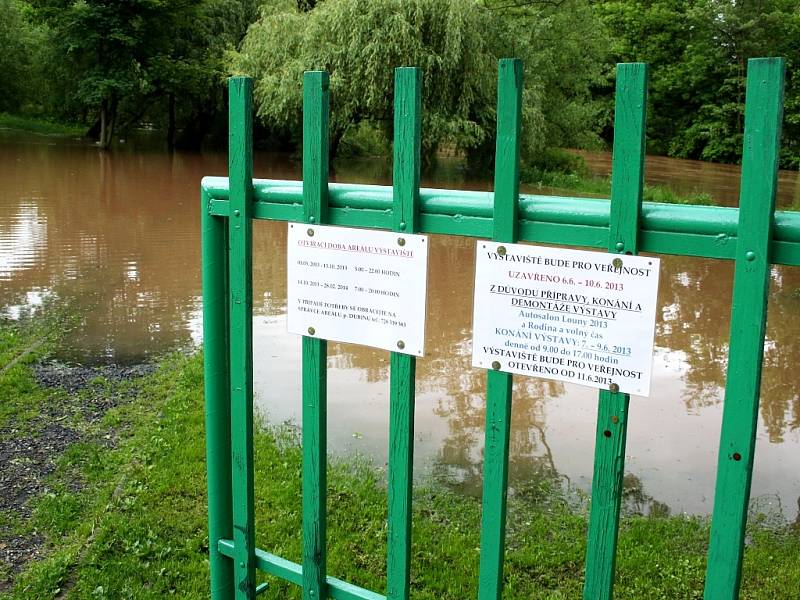 Ohře v Lounech je v neděli 2. června na 2. povodňovém stupni. Voda se zatím jen trochu vylila do části výstaviště