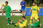 Fotbalisté Slavoje Žatec (ve žlutém) prohráli v pohárovém zápase s Karlovými Vary 2:3