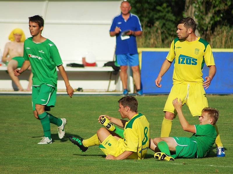 Fotbalisté Slavoje Žatec (ve žlutém) prohráli v pohárovém zápase s Karlovými Vary 2:3