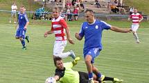 Fotbalisté Domoušic (v modrém) jsou blízko postupu z A třídy. V posledním domácích utkání sezóny si poradili s Ervěnicemi.