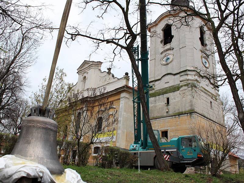 Kostel v Liběšicích má nový zvon. Do věže ho vyzvedl jeřáb 